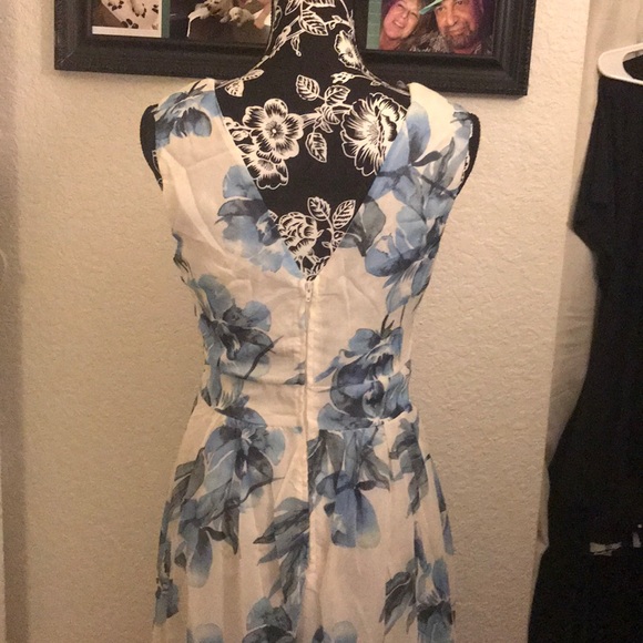 Sleeveless Maxi Dress-White Blue Flowered - Picture 3 of 5